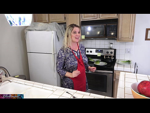 ❤️ Matrigna che lo munge in cucina prima del suo appuntamento ❤️ Video di sessoal it.filmepornonline.ru ❌❤