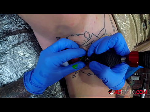 ❤️ Estremamente tatuato hottie Sully Savage ottenuto un tatuaggio sul suo clitoride ❤️ Video di sessoal it.filmepornonline.ru ❌❤